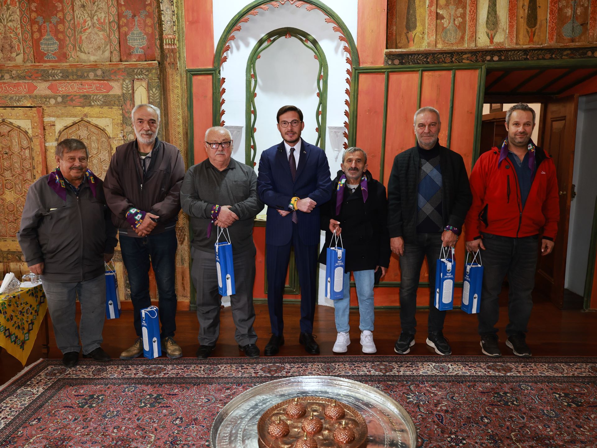 Tokat Belediyesi, uzun yıllardır açık alanlarda zorlu şartlarda çalışan ayakkabı
